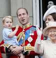 George de Cambridge estava vestido com um conjuntinho azul celeste, semelhante ao que o príncipe William usou em 1984  Foto: Reuters