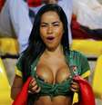 Mayte Flores "incorporou" Larissa Riquelme e ainda deixou parte dos seios à mostra  Foto: Ivan Alvarado / Reuters