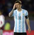 Argentina tropeça no Paraguai  Foto: Juan Mabromata / AFP