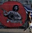 Grafite com imagem do herói revolucionário Ernesto "Che" Guevara e uma bandeira cubana, em Havana, Cuba, em maio. 28/05/2015  Foto: Enrique de la Osa / Reuters
