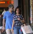 Fátima Bernardes e William Bonner foram clicados com muitas sacolas enquanto circulavam pelo Fashion Mall, no Rio de Janeiro, neste domingo (14)   Foto: Daniel Delmiro  / AgNews