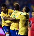 Neymar e Éverton Ribeiro abraçam Douglas Costa após gol da vitória  Foto: Rodrigo Buendia / AFP