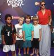 Fernanda Lima ao lado dos gêmeos Francisco e João  Foto: AgNews