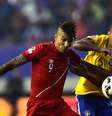 Miranda e Guerrero travaram um duelo na noite deste domingo  Foto: Rodrigo Buendia / AFP