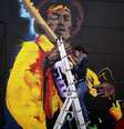 Mulher pinta grafite de Jimi Hendrix em Málaga, na Espanha. 18/02/2015  Foto: Jon Nazca / Reuters