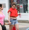 Jennifer Lopez faz compras com a barriga de fora acompanhada dos filhos gêmeos Maximilian David e Emme Maribel   Foto: The Grosby Group