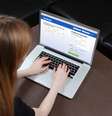 Divulgação em redes sociais como o Facebook é vantajosa por envolver baixos custos e obter grande alcance  Foto: Ttatty / Shutterstock