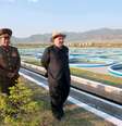 Líder da Coreia do Norte, Kim Jong Un, visita fazenda de salmão em unidade do Exército, em foto de divulgação da agência oficial de notícias KCNA, sem data.  Foto: KCNA / Reuters