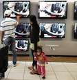 Família escolhendo televisões em filial das Casas Bahia em São Paulo  Foto:  Nacho Doce / Reuters