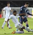 Álvaro Pereira sofreu na marcação de Messi e levou drible incrível no segundo tempo  Foto: Paolo Aguilar / EFE