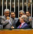Nesta quarta, deputados devem votar os destaques à PEC da reforma política. Cunha disse que a prioridade antes do recesso parlamentar é concluir todas as votações referentes ao tema  Foto: BBCBrasil.com