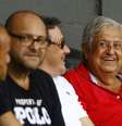 Modesto ao lado de membros da diretoria; clube voltou a atrasar os salários  Foto: Ricardo Saibun / Divulgação Santos FC