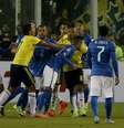 Neymar trocou agressões com Carlos Bacca no fim do jogo...  Foto: Daniel Jayo / Getty Images 
