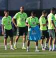 Jogadores do Brasil se dividem para atividade leve em campo  Foto: Heuler Andrey/ Mowa Press / Divulgação