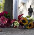 Flores em homenagem às vítimas de um tiroteio que matou nove pessoas numa igreja em Charleston, na Carolina do Sul, nos Estados Unidos  Foto: Randall Hill / Reuters