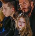 David Beckham com o filho Brooklyn e a filha, Harper, durante desfile na Semana de Moda de Nova York.   15/02/2015  Foto: Lucas Jackson / Reuters