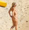 Kate Hudson exibe a boa forma em biquini cor da pele na paradisíaca ilha grega Skiathos, na tarde desta terça-feira  Foto: The Grosby Group