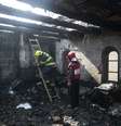 Bombeiros israelenses trabalham em meio aos destroços causados por um incêndio na igreja onde Jesus Cristo fez o milagre da multiplicação de pães e peixes  Foto: Baz Ratner / Reuters