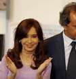 O governador de Buenos Aires, Daniel Scioli, junto da presidente da Argentina, Cristina Fernández, em 11 de fevereiro  Foto: Reuters