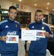 Pastore e Otamendi venceram torneio de truco na concentração e ganharam tablets dos patrocinadores  Foto: @Argentina / Twitter