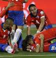 Jogadores do Chile comemoram gol marcado contra a Bolívia  Foto: Jorge Saenz / AP