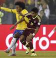 Willian, que foi bem contra a Venezuela, foi o único brasileiro lembrado por Cáceres  Foto: Andres Stapff / Reuters