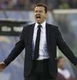 Dunga reclama durante jogo com Venezuela  Foto: Andres Stapff / Reuters