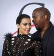 Kim Kardashian chega com Kanye West para premiação de moda em Nova York.  1/6/2015.  Foto: Lucas Jackson / Reuters