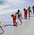 Militantes do Estado Islâmico e reféns cristãos etíopes na praia em Wilayat Barqa  Foto: Social Media Website via Reuters TV / Reuters