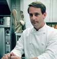 Scheib escreveu um livro sobre sua experiência como chef principal da Casa Branca, publicado em 2007  Foto: The New York Times / Reprodução