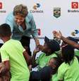 Presidente Dilma Rousseff cumprimenta crianças durante cerimônia de comemoração do Dia Olímpico, no Rio de Janeiro. 23/06/2015  Foto: Sergio Moraes / Reuters