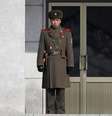 Soldado norte-coreano olha para o sul, em Panmunjom. 04/02/2015  Foto: Kim Hong-Ji / Reuters