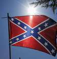 Bandeira dos confederados é exibida por participante durante protesto em frente à sede do governo da Carolina do Sul, em Columbia, Estados Unidos, nesta terça-feira. 23/06/2015  Foto: Brian Snyder / Reuters