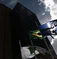 Bandeira do Brasil vista do lado de fora do Banco Central, em Brasília  Foto: Ueslei Marcelino / Reuters