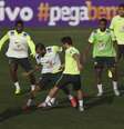 Os 19 jogadores foram divididos em três equipes, sendo que um ficou como "coringa", de colete verde  Foto: Leo Correa/ Mowa Press / Divulgação