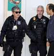 Empresário Marcelo Odebrecht é escoltado por policiais em Curitiba 20/6/2015  Foto: Rodolfo Burher / Reuters