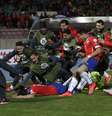 Chilenos festejam gol marcado por Isla  Foto: Henry Romero / Reuters