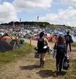 Participantes chegam ao Festival de Glastonbury, na Inglaterra. 25/06/2015  Foto: Dylan Martinez / Reuters