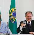 Geraldo Alckmin e Dilma Rousseff brindam com água o acordo celebrado  Foto: Roberto Stuckert Filho / PR