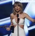 Taylor Swift recebe premiação no Billboard Music Awards em Las Vegas.  17/5/2015.  Foto: Mario Anzuoni / Reuters