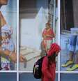 Pedestre passa por painel com fotos de Cuba num prédio de uma universidade em Boston, Estados Unidos. 23/01/2015  Foto: Brian Snyder / Reuters