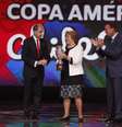 Napout (d), presidente da Conmebol, provavelmente não repetirá sorteio da Copa América e deixará Bachelet sozinha para entregar taça  Foto: Gabriel Rossi/Latin Content / Getty Images 