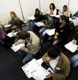 Desempregados preenchem fichas de inscrição em busca de emprego em São Paulo  Foto: Paulo Whitaker / Reuters