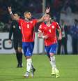 Vidal e Isla celebram gol da classificação chilena  Foto: Daniel Jayo / Getty Images