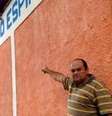 Pai Costa mostra a segurança reforçada na entrada de seu templo, que já foi invadido; 'é muito desrespeito'  Foto: Divulgação/BBC Brasil