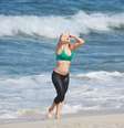 Atriz Rita Guedes caminha na praia da Barra da Tijuca na manhã desta sexta-feira (26)   Foto: Dilson Silva / AgNews