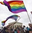 Pessoas comemoram aprovação do casamento gay nos EUA.  26/6/2015.  Foto: Joshua Roberts / Reuters