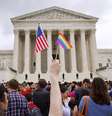 Centenas de pessoas comemoram a liberação do casamento gay do lado de fora da Suprema Corte em Washington, depois de o tribunal declarar que casais do mesmo sexo têm o direito de se casar em qualquer lugar dos EUA  Foto: Jacquelyn Martin / AP
