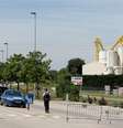Policiais bloqueiam o acesso para a área industrial de Saint-Quentin-Fallavier, na França, em 26 de junho  Foto: Emmanuel Foudrot / Reuters