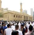 Multidão cerca mesquita após ataque no Kuweit.  26/6/2015.  Foto: Jassim Mohammed / Reuters